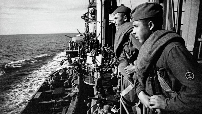 Бойцы Красной Армии, направляющиеся на помощь защитникам Севастополя, Бойцы Красной Армии, направляющиеся на помощь защитникам Севастополя,