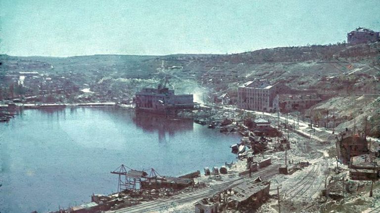 Разрушенный во время обороны Севастополя севастопольский порт Разрушенный во время обороны Севастополя севастопольский порт