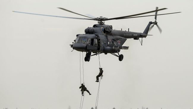 Военнослужащие десантируются с вертолета Ми-8АМТШ. Архивное фото