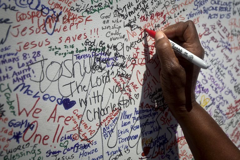 Доска с надписями памяти у церкви Эмануэль где 17 июня были убиты 9 прихожан и пастор Доска с надписями памяти у церкви Эмануэль где 17 июня были убиты 9 прихожан и пастор