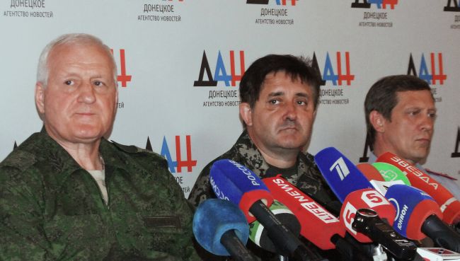 Александр Коломиец (второй справа), представившийся генерал-майором вооруженных сил Украины Александр Коломиец (второй справа), представившийся генерал-майором вооруженных сил Украины