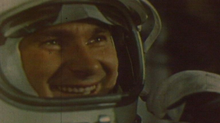 Космонавт Павел Беляев пилотирует корабль Восход-2. Съемки 1965 года