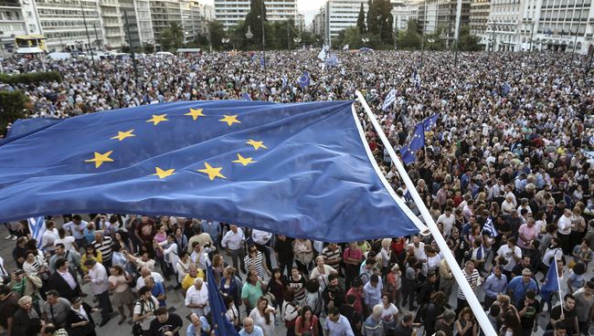 Флаг Евросоюза над площадью перед зданием парламента в Греции во время Евросаммита по греческому долгу в Брюсселе. 22 июня 2015 Флаг Евросоюза над площадью перед зданием парламента в Греции во время Евросаммита по греческому долгу в Брюсселе. 22 июня 2015