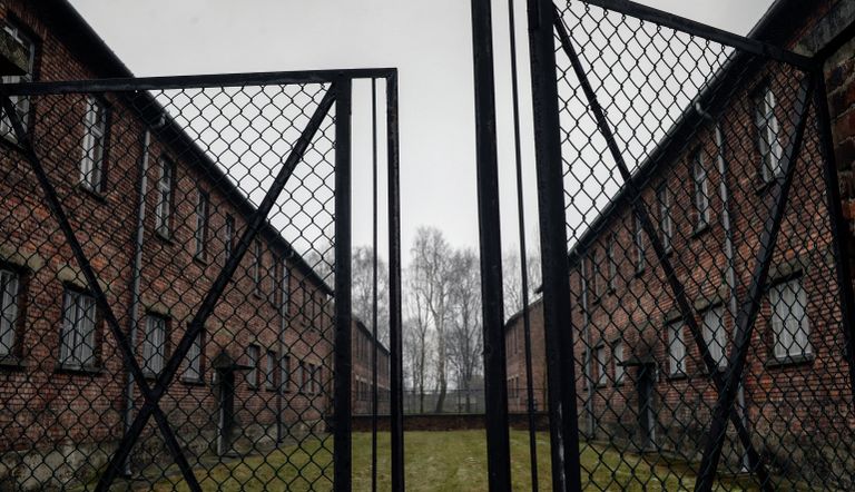 Ворота на территории бывшего концентрационного лагеря Аушвиц-Биркенау в Освенциме