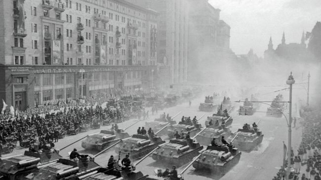 Подготовка к параду Победы в 1945 году. Архивное фото Подготовка к параду Победы в 1945 году. Архивное фото