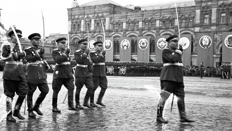 Маршал Советского Союза Родион Малиновский и командующие армиями 2 Украинского фронта на Параде Победы 24 июня 1945 года на Красной площади Маршал Советского Союза Родион Малиновский и командующие армиями 2 Украинского фронта на Параде Победы 24 июня 1945 года на Красной площади