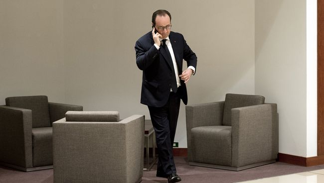 Президент Франции Франсуа Олланд говорит по телефону. 2015 год. Архивное фото