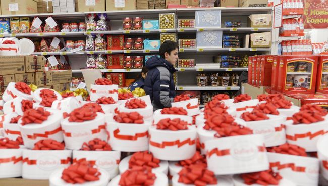Посетители в одном из магазинов. Архивное фото Посетители в одном из магазинов. Архивное фото
