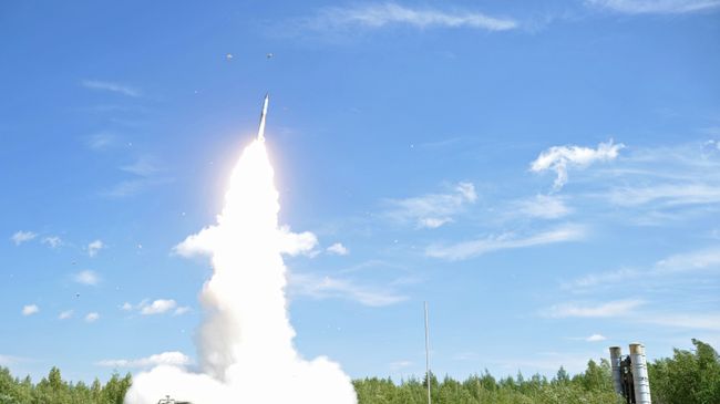 Ракетные стрельбы расчета зенитной ракетной системы в рамках совместной воздушно-огневой конференции ВВС И ПВО России и Белоруссии