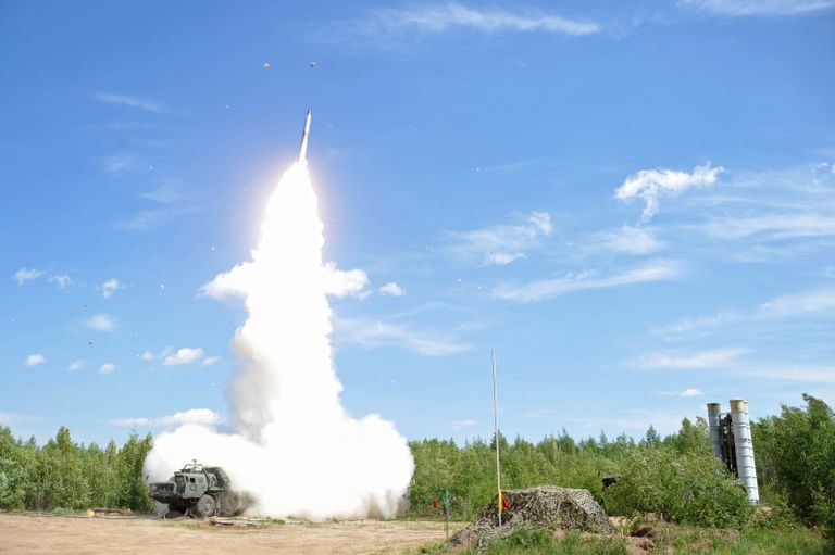 Ракетные стрельбы расчета зенитной ракетной системы в рамках совместной воздушно-огневой конференции ВВС И ПВО России и Белоруссии Ракетные стрельбы расчета зенитной ракетной системы в рамках совместной воздушно-огневой конференции ВВС И ПВО России и Белоруссии