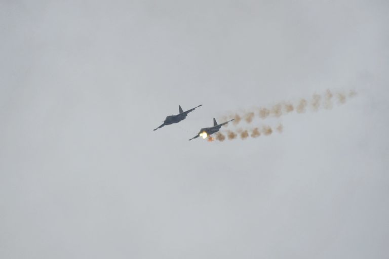 Самолеты Су-25 во время учений в рамках совместной воздушно-огневой конференции ВВС И ПВО России и Белоруссии Самолеты Су-25 во время учений в рамках совместной воздушно-огневой конференции ВВС И ПВО России и Белоруссии