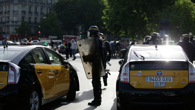 Забастовка таксистов против приложения Uber во Франции
