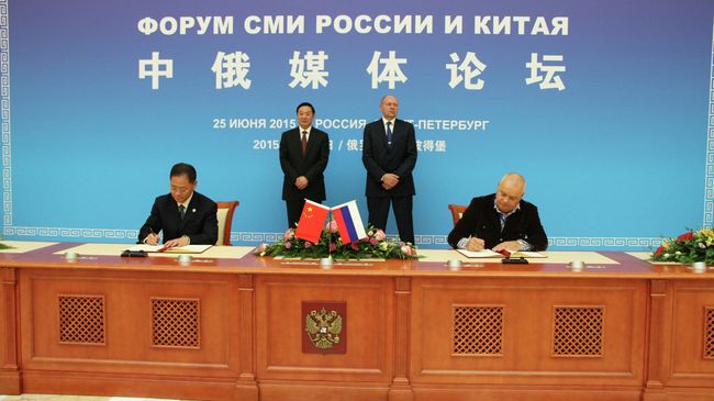 Генеральный директор МИА Россия сегодня Дмитрий Киселев и генеральный директор Международного радио Китая Ван Гэннянь во время подписания соглашения о сотрудничестве