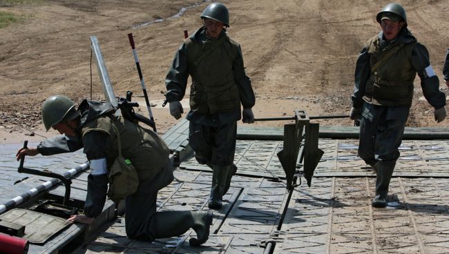 Военнослужащие возводят понтонную переправу. Архивное фото
