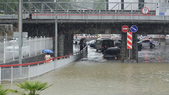 Автомобильная дорога во время ливня в Сочи Автомобильная дорога во время ливня в Сочи