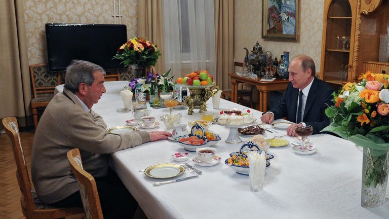 Президент России Владимир Путин поздравляет политика, дипломата, председателя совета директоров ОАО РТИ Евгения Примакова с 85-летием Президент России Владимир Путин поздравляет политика, дипломата, председателя совета директоров ОАО РТИ Евгения Примакова с 85-летием