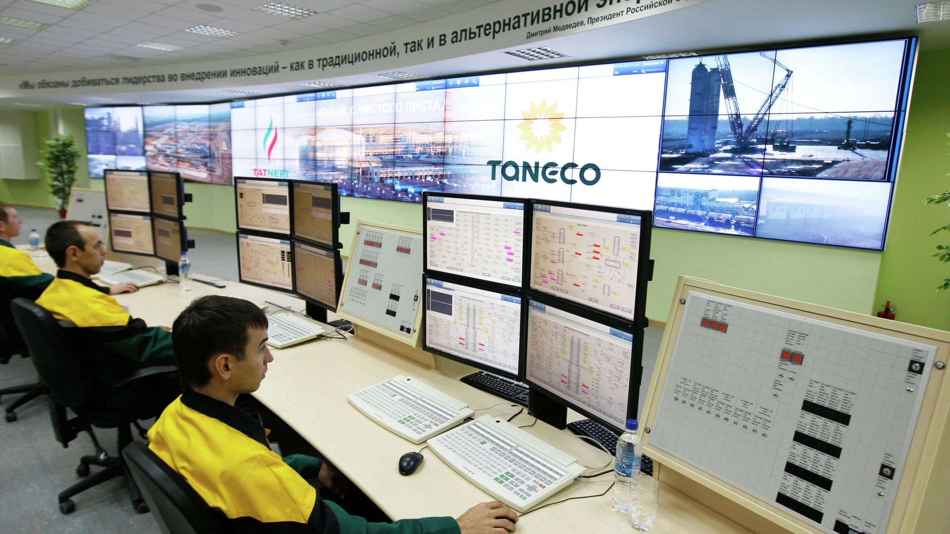 Главная операторская комплекса нефтеперерабатывающих и нефтехимических заводов ОАОТАНЕКО в Нижнекамске. Главная операторская комплекса нефтеперерабатывающих и нефтехимических заводов ОАОТАНЕКО в Нижнекамске. - РИА Новости, 1920, 21.12.2020