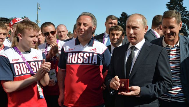 Президент России Владимир Путин (второй справа) во время общения со спортсменами сборной команды России, участвующей в Первых Европейских играх в Баку. Архивное фото Президент России Владимир Путин (второй справа) во время общения со спортсменами сборной команды России, участвующей в Первых Европейских играх в Баку. Архивное фото