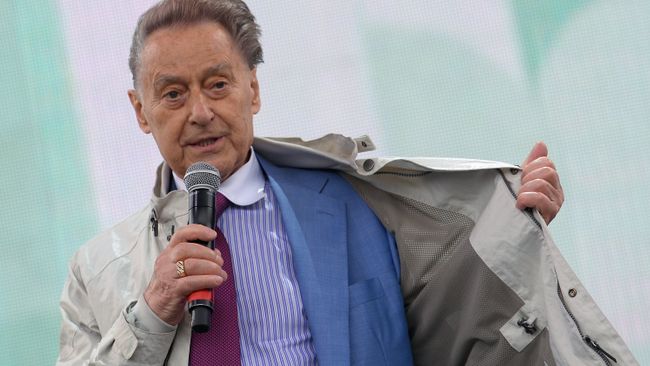 Поэт Андрей Дементьев во время встречи с читателями на Московском фестивале Книги России на Красной площади.