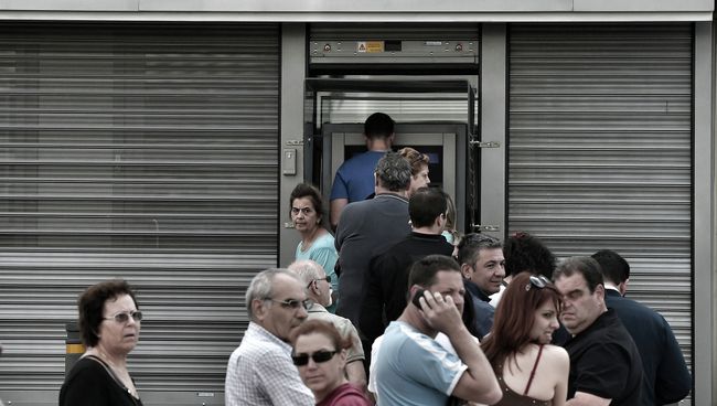 Очередь к банкомату в Афинах, Греция
