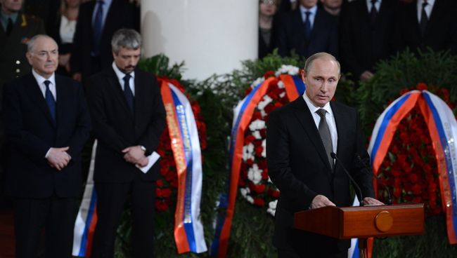 Президент России Владимир Путин на церемонии прощания с политиком Евгением Примаковым в Колонном зале Дома Союзов1