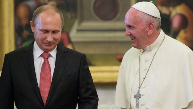 Президент России Владимир Путин и папа римский Франциск во время встречи в Ватикане