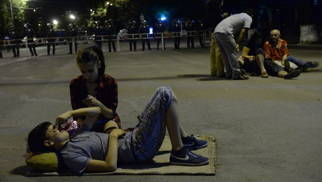 Участники акции протеста на проспекте Баграмяна в Ереване Участники акции протеста на проспекте Баграмяна в Ереване