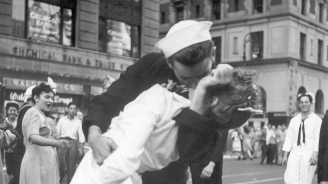 Моряк и медсестра целуются на Таймс-сквер, во время празднования окончания Второй мировой войны Моряк и медсестра целуются на Таймс-сквер, во время празднования окончания Второй мировой войны