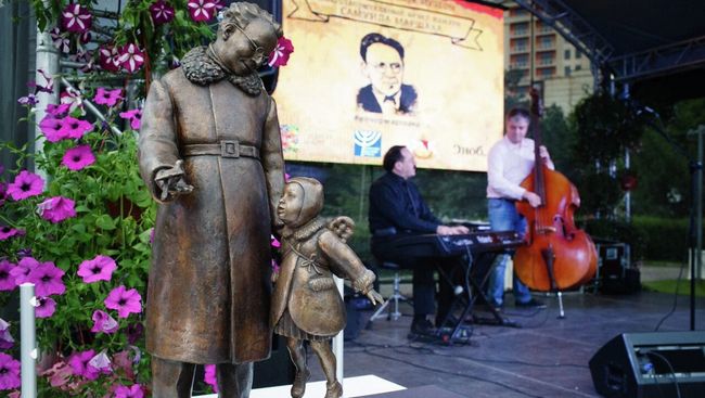 Открытие памятника Самуилу Маршаку в Москве. Архивное фото Открытие памятника Самуилу Маршаку в Москве. Архивное фото