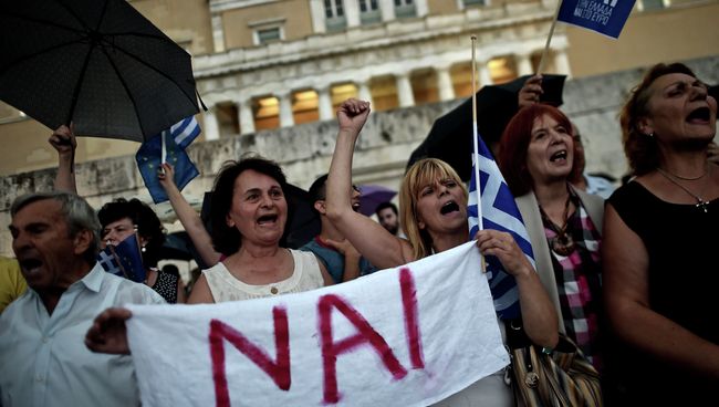 Протестующие перед зданием парламента в Афинах. Протестующие перед зданием парламента в Афинах.