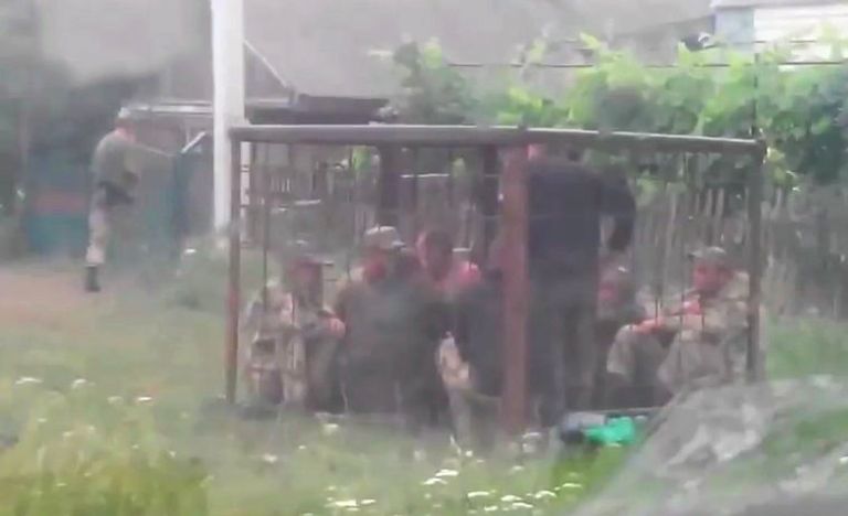 Кадр из видео Cидящие в клетке пьяные украинские солдаты