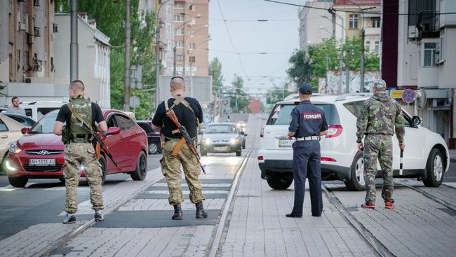 Ополченцы и полицейские на улице Донецка. Архивное фото Ополченцы и полицейские на улице Донецка. Архивное фото