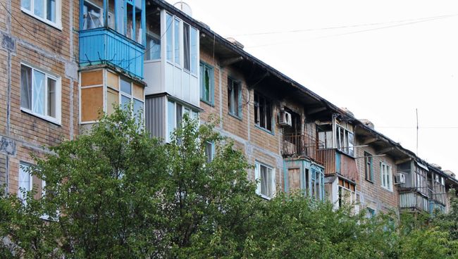 Дом, поврежденный в результате обстрела, в Октябрьском районе Донецка. Архивное фото Дом, поврежденный в результате обстрела, в Октябрьском районе Донецка. Архивное фото