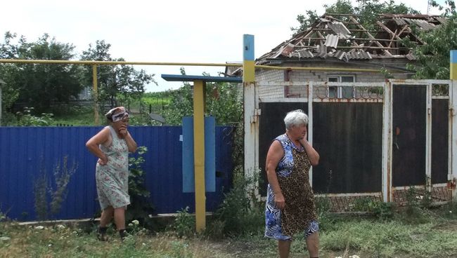 Последствия обстрела села Саханка. Архивное фото