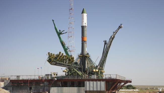 Ракета-носитель Союз-У с космическим грузовиком Прогресс М28-М на стартовой площадке космодрома Байконур Ракета-носитель Союз-У с космическим грузовиком Прогресс М28-М на стартовой площадке космодрома Байконур