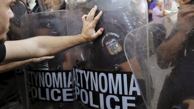 Столкновение демонстрантов с полицией в Греции