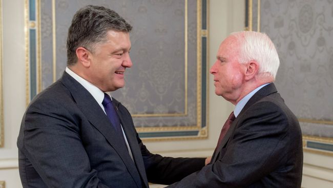 Президент Украины Петр Порошенко и американский сенатор Джон Маккейн. Архивное фото