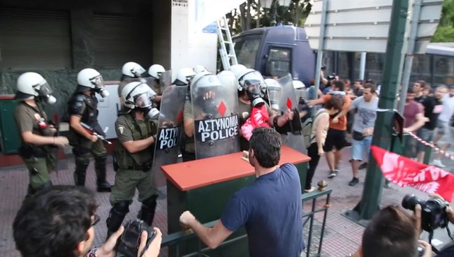 Греки сожгли флаг Евросоюза и подрались с полицией на митинге в Афинах Греки сожгли флаг Евросоюза и подрались с полицией на митинге в Афинах