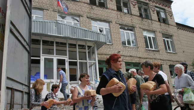 Раздача хлеба из муки, привезенной в качестве гуманитарной помощи в ДНР. Архивное фото