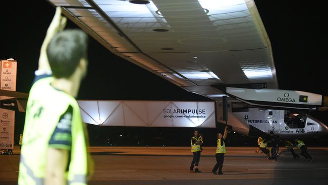 Самолет на солнечных батареях Solar Impulse 2 перед вылетом на Гавайи. Архивное фото Самолет на солнечных батареях Solar Impulse 2 перед вылетом на Гавайи. Архивное фото