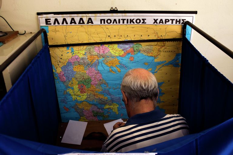 Мужчина голосует на референдуме в Греции Мужчина голосует на референдуме в Греции