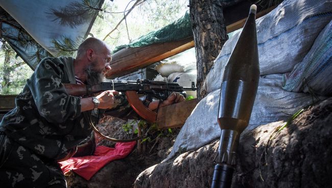 Боец ополчения ДНР на позиции возле Марьинки. Архивное фото Боец ополчения ДНР на позиции возле Марьинки. Архивное фото