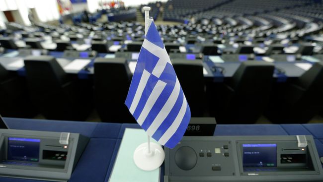 Национальный флажок возле места представителя Греции в Европарламенте Национальный флажок возле места представителя Греции в Европарламенте