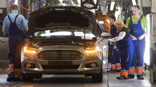 Сборка автомобиля новой модели Ford Focus на конвейере завода Ford Sollers во Всеволожске. Архивное фото Сборка автомобиля новой модели Ford Focus на конвейере завода Ford Sollers во Всеволожске. Архивное фото