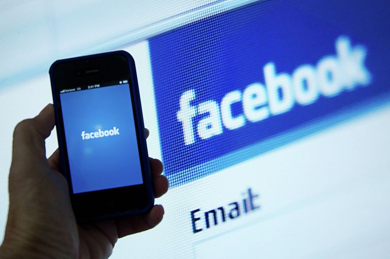Экран телефона с приложением Facebook Экран телефона с приложением Facebook