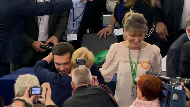 Депутаты Европарламента обнимали Ципраса и аплодировали ему в зале заседания Депутаты Европарламента обнимали Ципраса и аплодировали ему в зале заседания