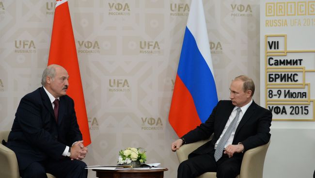 Президент Российской Федерации Владимир Путин и Президент Республики Белоруссия Александр Лукашенко во время встречи в Уфе. 8 июля 2015