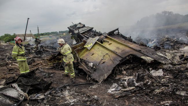 Спасатели работают на месте крушения малайзийского самолета Boeing 777 в районе города Шахтерск Донецкой области Спасатели работают на месте крушения малайзийского самолета Boeing 777 в районе города Шахтерск Донецкой области