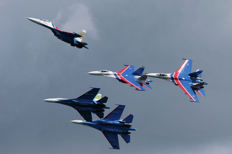 Пилотажная группа Русские Витязи на самолетах Су-27 во время показательных выступлений в рамках показательных выступлений на VII Международном военно-морском салоне в Санкт-Петербурге Пилотажная группа Русские Витязи на самолетах Су-27 во время показательных выступлений в рамках показательных выступлений на VII Международном военно-морском салоне в Санкт-Петербурге