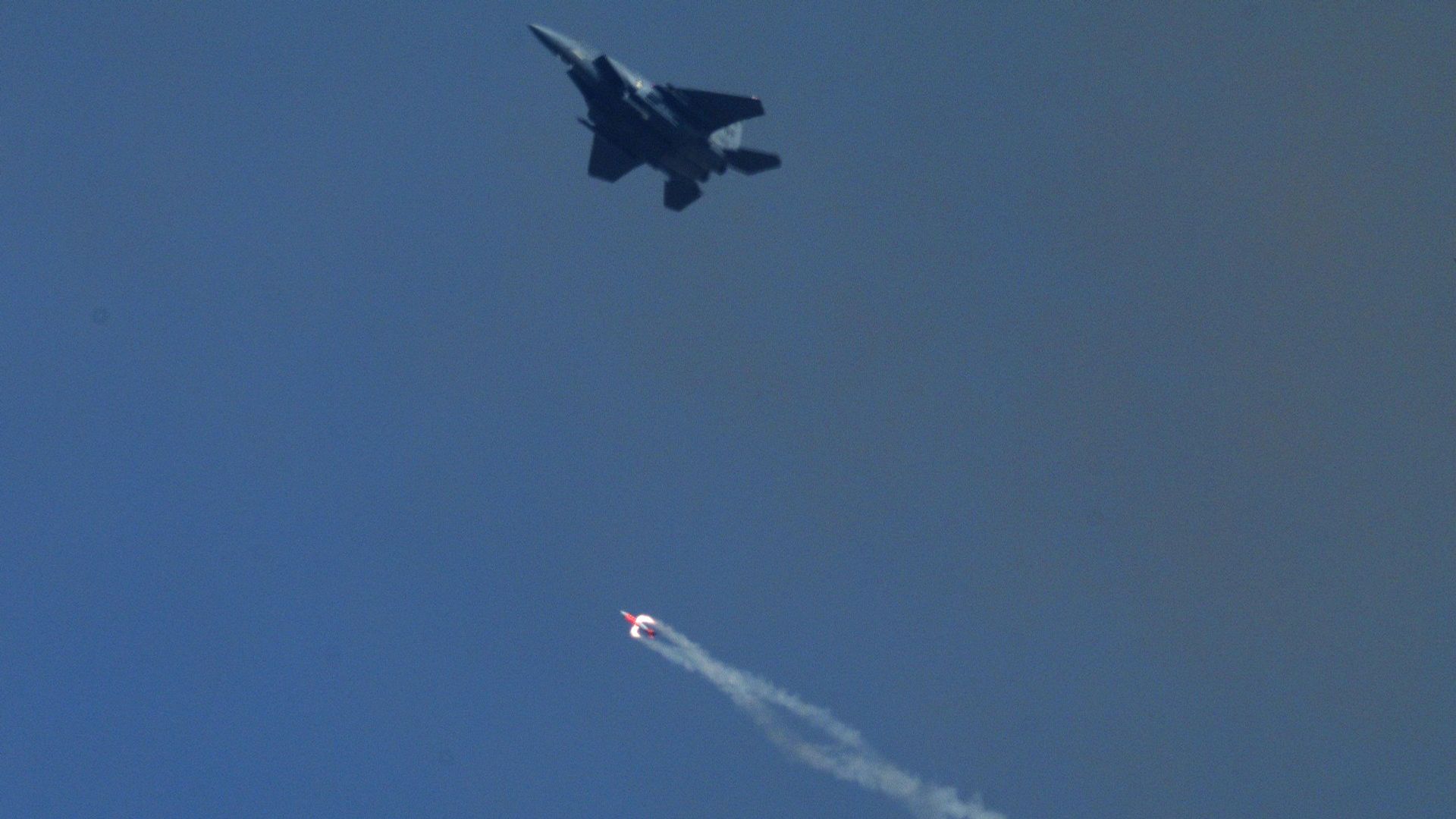 Сброс бомбы B61-12 без заряда с истребителя F-15E на полигоне Сброс бомбы B61-12 без заряда с истребителя F-15E на полигоне - РИА Новости, 1920, 18.01.2025